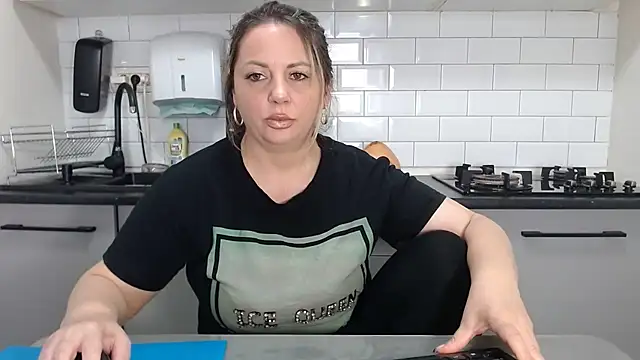 erikaerika online show from December 11, 2024, 9:52 am