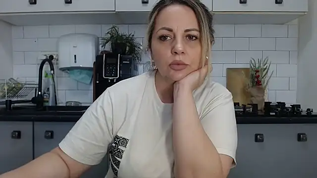erikaerika online show from January 5, 2025, 1:04 pm