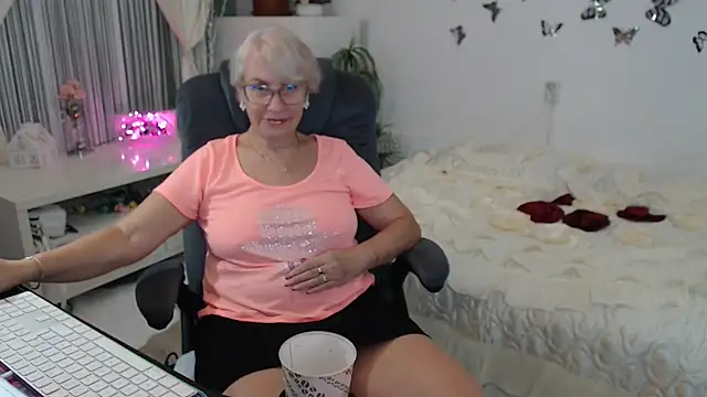 Ghertrude52 online show from September 26, 2025, 4:05 am