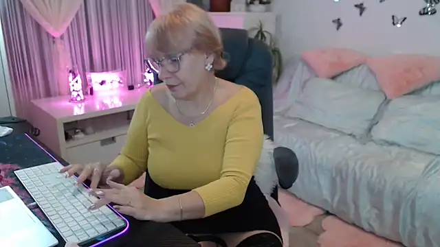 Ghertrude52 online show from November 10, 2025, 4:11 am