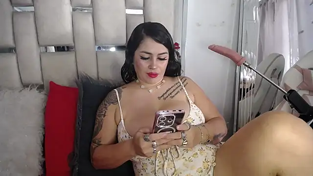 chelaqueen  online show from October 10, 2025, 8:41 pm