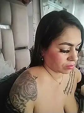 chelaqueen  online show from July 15, 2026, 5:51 pm
