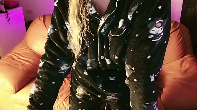 kisicaxx online show from January 15, 2025, 7:44 pm