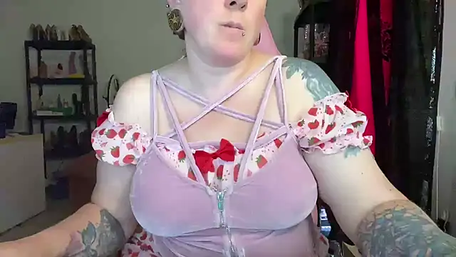 Snapshot of kisicaxx chatting on July 10, 2026, 5:26 pm kisicaxx online show from July 10, 2026, 5:26 pm