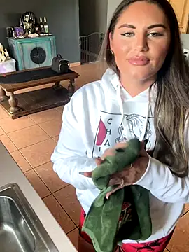 lovely beast online show from October 8, 2025, 4:04 pm