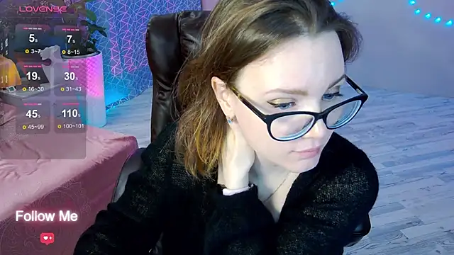 Snapshot of AngelaWhiti chatting on February 10, 2025, 6:35 pm AngelaWhiti online show from February 10, 2025, 6:35 pm