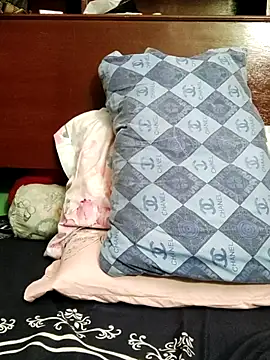 Snapshot of QueenSoreal chatting on April 6, 2026, 4:30 pm QueenSoreal online show from April 6, 2026, 4:30 pm