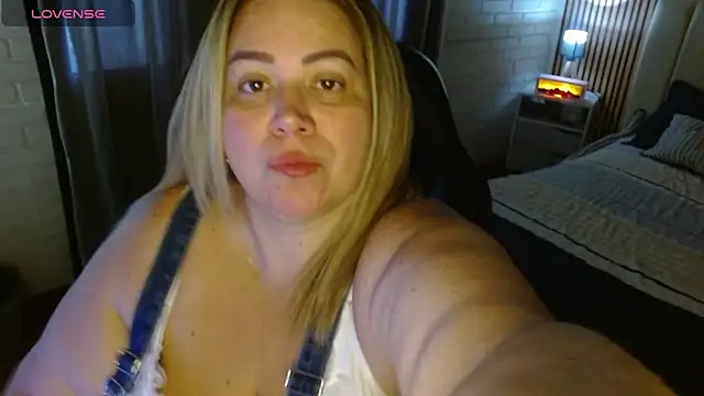 Snapshot of bella_savati chatting on February 14, 2026, 6:15 pm bella savati online show from February 14, 2026, 6:15 pm