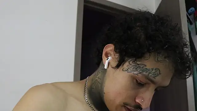 trieone online show from October 22, 2025, 1:39 am