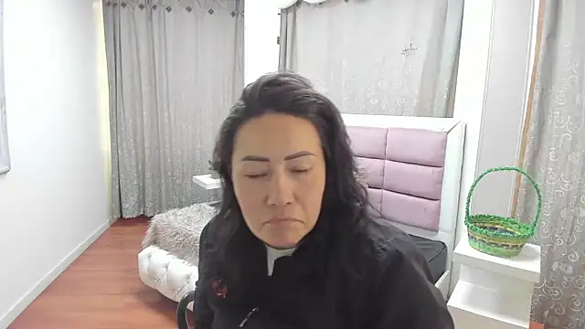 Snapshot of gaby_trent chatting on June 10, 2026, 3:44 pm gaby trent online show from June 10, 2026, 3:44 pm