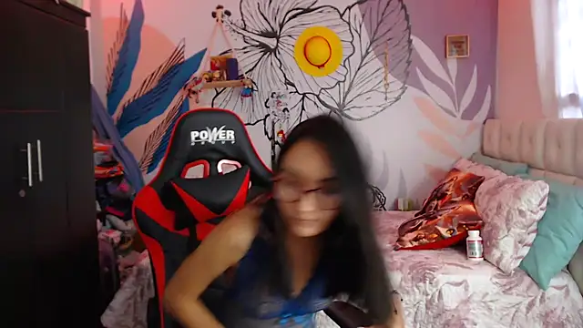 LinzyBaner online show from January 5, 2025, 9:57 pm