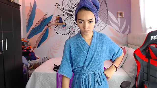 LinzyBaner online show from February 6, 2025, 8:34 pm