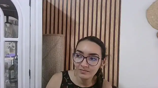 LinzyBaner online show from February 13, 2025, 6:05 pm