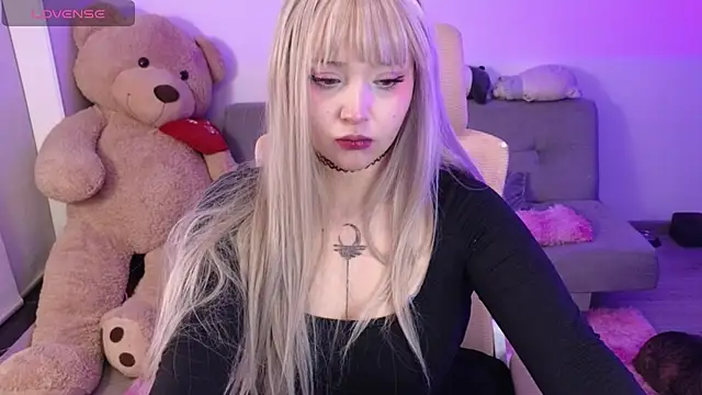 KuroChan420 online show from April 19, 2026, 3:39 am