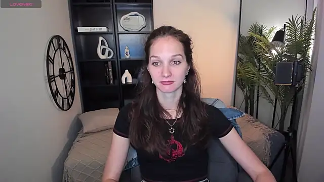 Snapshot of MirandaGlow chatting on June 20, 2026, 5:32 am MirandaGlow online show from June 20, 2026, 5:32 am
