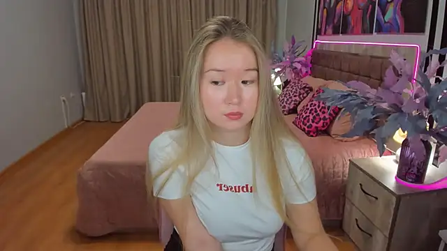 PollyOcean online show from November 7, 2025, 9:42 am