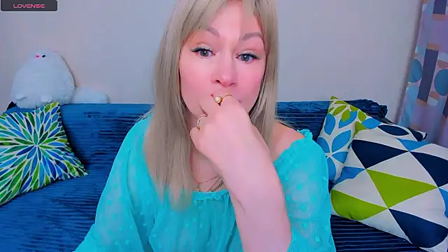 EllenMoore online show from March 25, 2026, 3:12 am