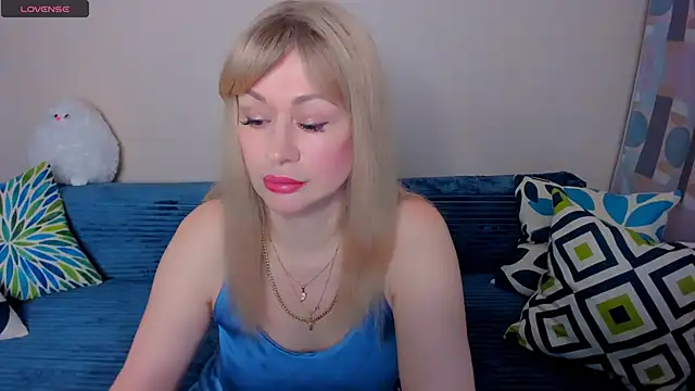 Snapshot of EllenMoore chatting on April 19, 2026, 3:06 am EllenMoore online show from April 19, 2026, 3:06 am