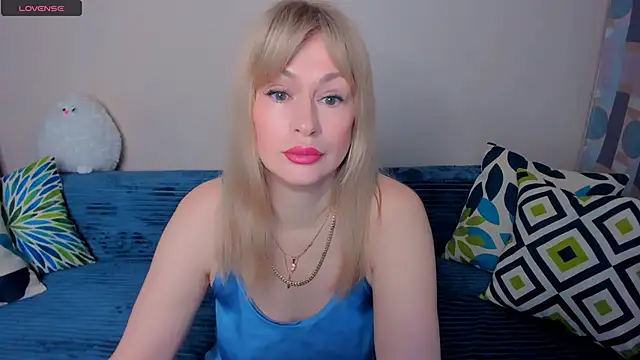 Snapshot of EllenMoore chatting on April 21, 2026, 3:02 am EllenMoore online show from April 21, 2026, 3:02 am