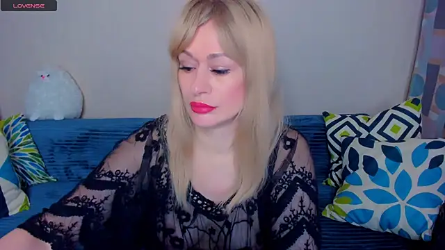 Snapshot of EllenMoore chatting on April 24, 2026, 3:09 am EllenMoore online show from April 24, 2026, 3:09 am