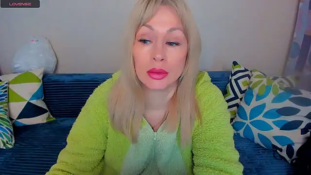 Snapshot of EllenMoore chatting on April 29, 2026, 3:10 am EllenMoore online show from April 29, 2026, 3:10 am