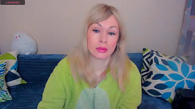Snapshot of EllenMoore chatting on May 1, 2026, 3:11 am EllenMoore online show from May 1, 2026, 3:11 am