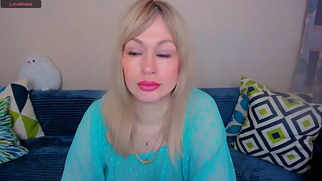 Snapshot of EllenMoore chatting on May 2, 2026, 3:11 am EllenMoore online show from May 2, 2026, 3:11 am