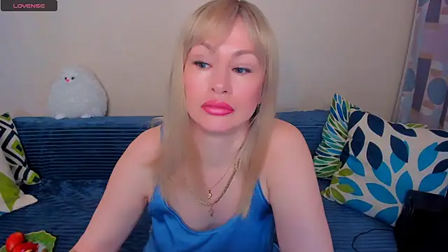 Snapshot of EllenMoore chatting on May 20, 2026, 3:13 am EllenMoore online show from May 20, 2026, 3:13 am