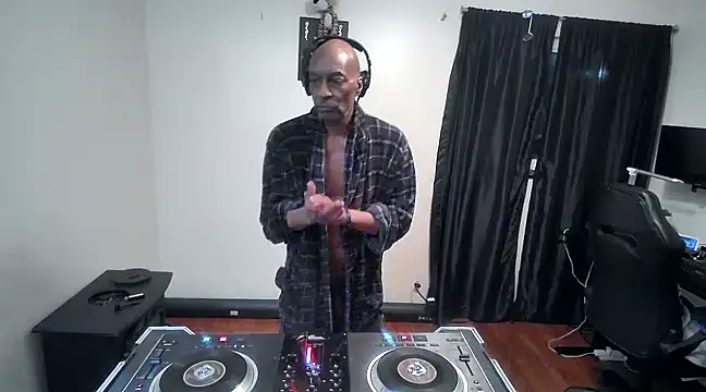 longdick4you8686 online show from January 7, 2025, 12:13 am