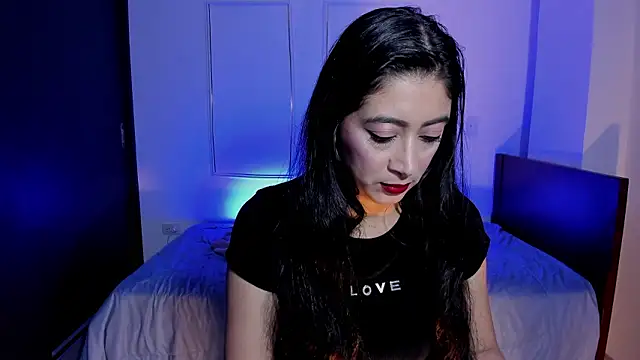 Snapshot of MeganWhite3 chatting on March 11, 2026, 2:39 am MeganWhite3 online show from March 11, 2026, 2:39 am