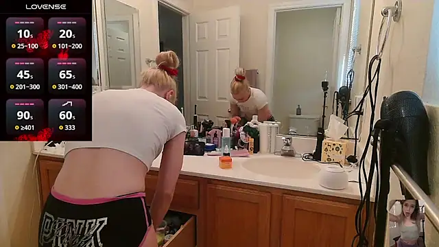 Snapshot of Blondiewithanass chatting on May 5, 2026, 1:57 am Blondiewithanass online show from May 5, 2026, 1:57 am