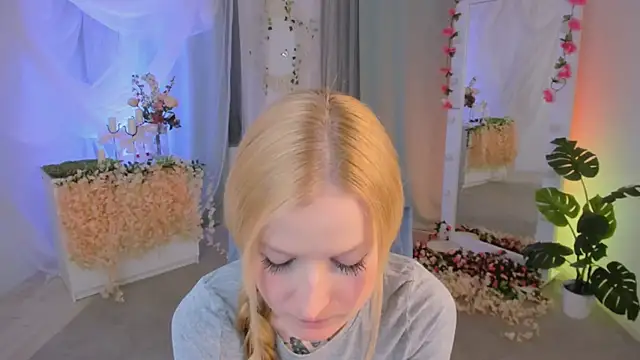 Laly Peach online show from February 10, 2025, 5:30 pm