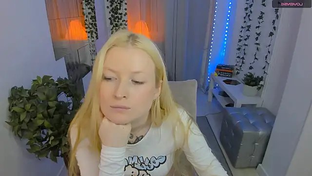 Laly Peach online show from June 3, 2026, 2:33 pm