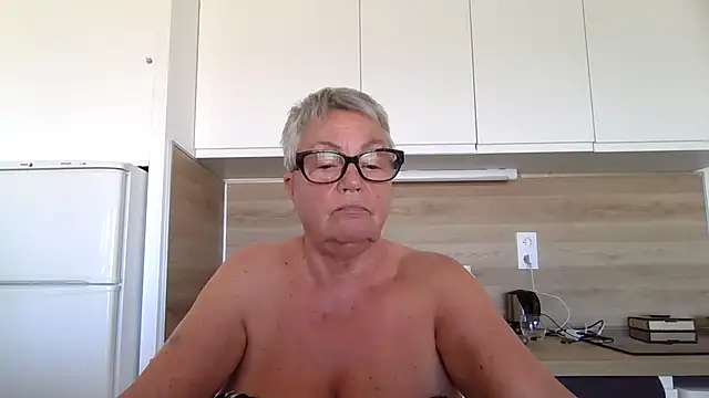 GrannyChrissy68 online show from September 22, 2025, 1:13 pm