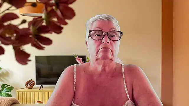 GrannyChrissy68 online show from February 7, 2026, 5:38 pm