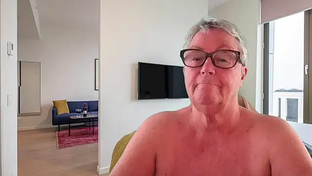 GrannyChrissy68 online show from May 4, 2026, 2:24 pm