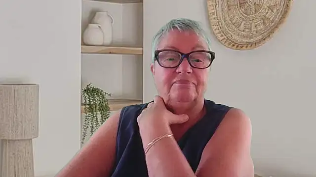 GrannyChrissy68 online show from May 9, 2026, 12:32 pm