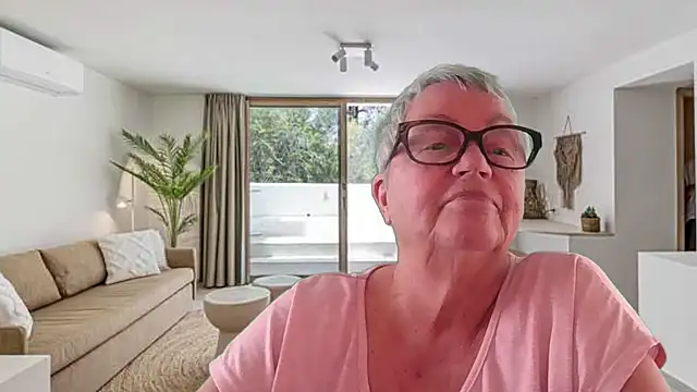 GrannyChrissy68 online show from May 12, 2026, 1:19 pm