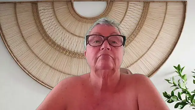 GrannyChrissy68 online show from May 13, 2026, 1:52 pm