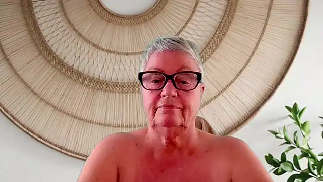 GrannyChrissy68 online show from May 15, 2026, 9:22 pm