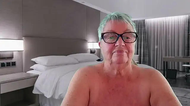 GrannyChrissy68 online show from May 17, 2026, 9:22 pm