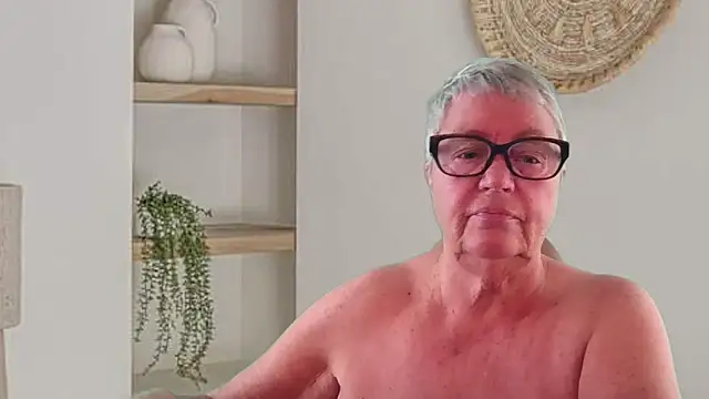 GrannyChrissy68 online show from May 25, 2026, 9:10 pm