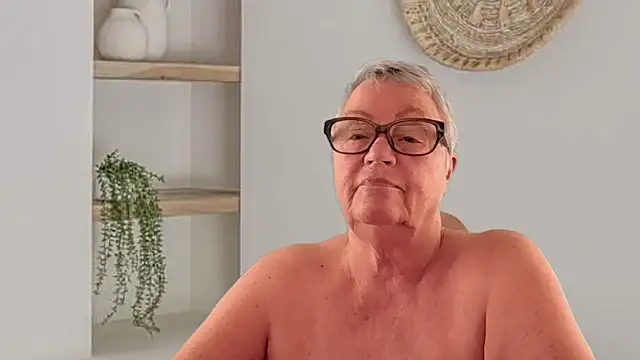 GrannyChrissy68 online show from May 28, 2026, 12:46 pm