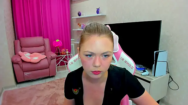 Strawberrye online show from October 15, 2025, 3:28 am