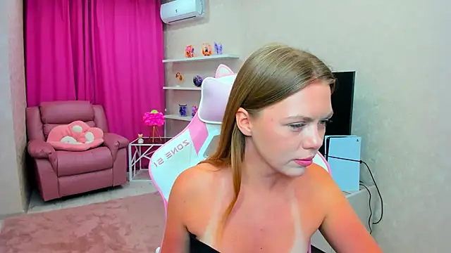 Snapshot of Strawberrye chatting on February 3, 2026, 3:26 am Strawberrye online show from February 3, 2026, 3:26 am