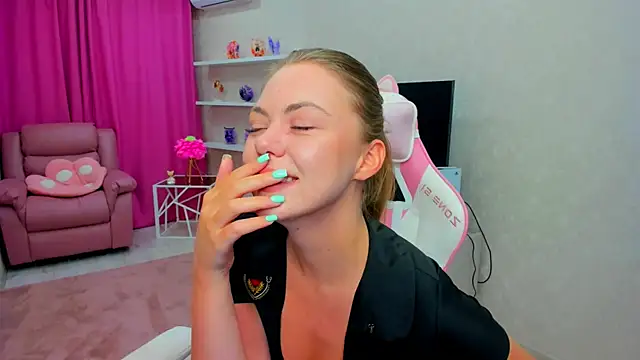 Snapshot of Strawberrye chatting on February 6, 2026, 3:22 am Strawberrye online show from February 6, 2026, 3:22 am