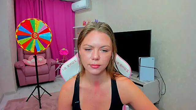 Snapshot of Strawberrye chatting on February 10, 2026, 3:21 am Strawberrye online show from February 10, 2026, 3:21 am