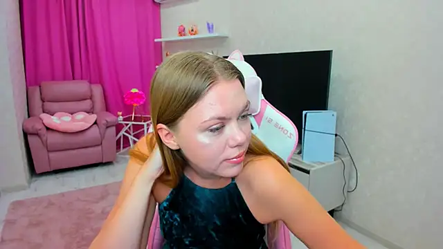 Snapshot of Strawberrye chatting on February 12, 2026, 3:23 am Strawberrye online show from February 12, 2026, 3:23 am