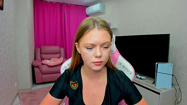 Snapshot of Strawberrye chatting on February 22, 2026, 3:18 am Strawberrye online show from February 22, 2026, 3:18 am