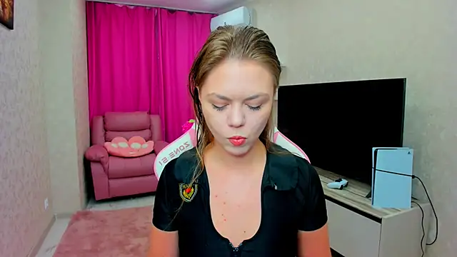 Snapshot of Strawberrye chatting on March 2, 2026, 3:20 am Strawberrye online show from March 2, 2026, 3:20 am